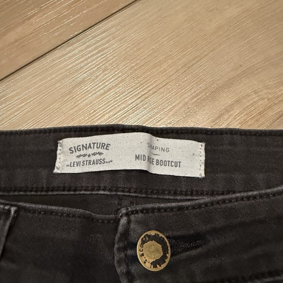 Levi's Signature Women's Mid Rise Bootcut Jeans Black W31 - Picture 2 of 7